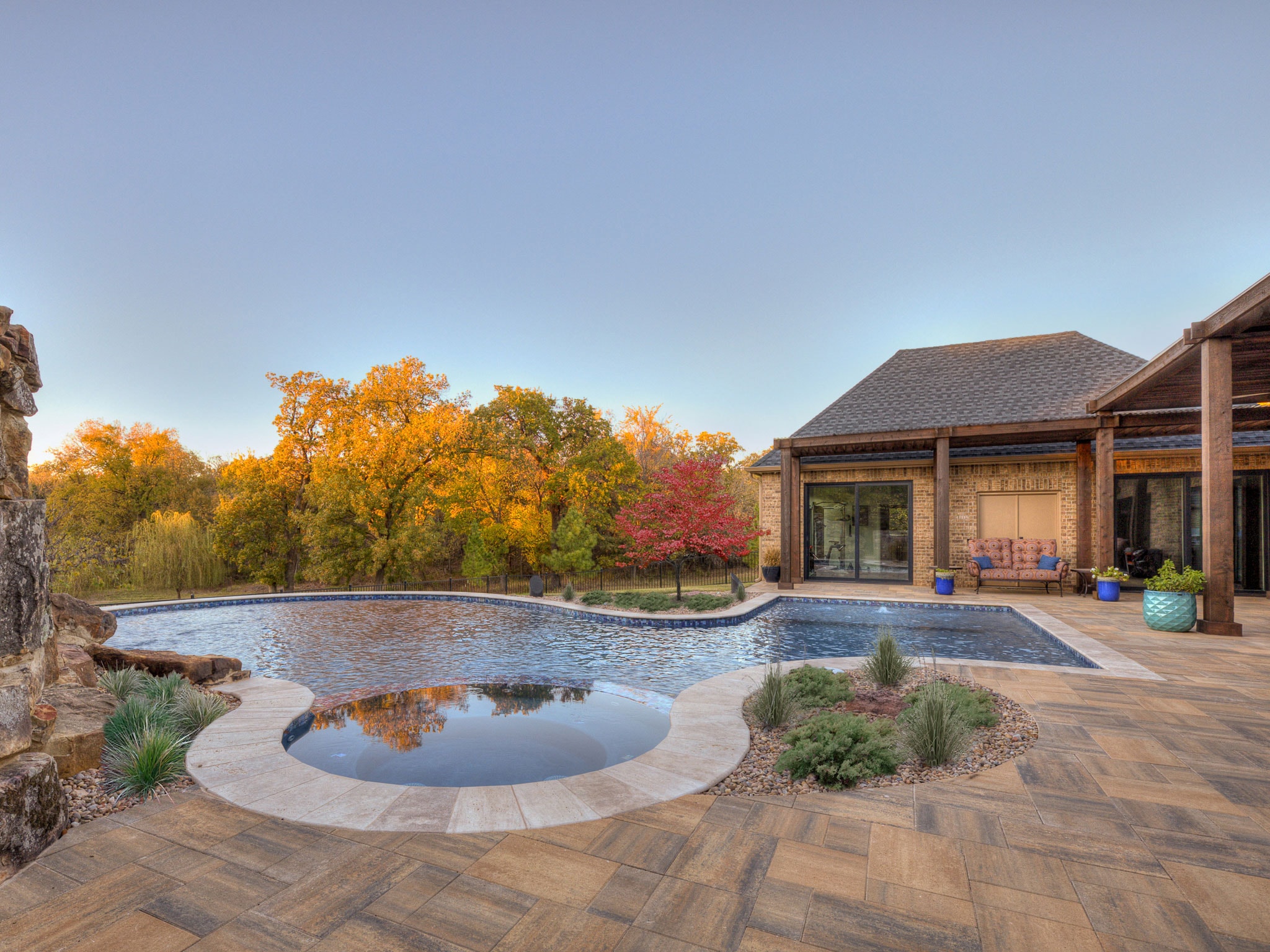 Autumn pool and patio with pergola by Studio W